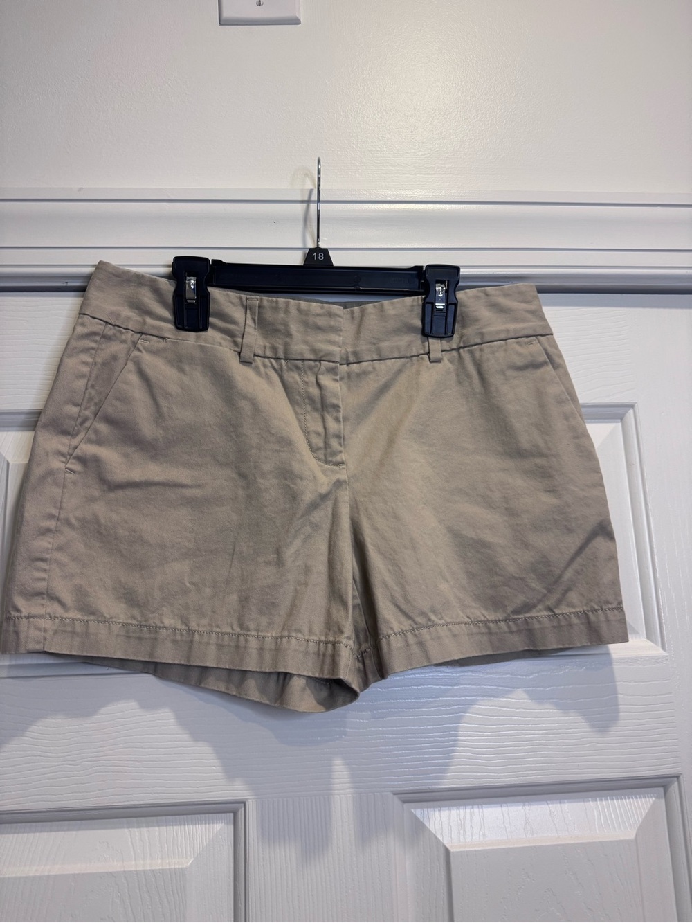 Ann Taylor LOFT mid-rise khaki chino shorts. Size 4 nwot never worn